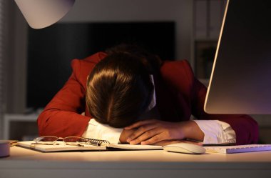 Ofisteki aşırı çalışan iş kadını yorulmuştu.