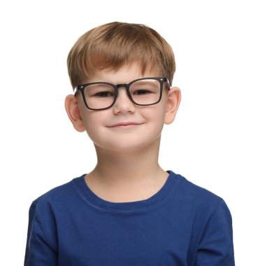 Beyaz arka planda gözlüklü küçük çocuk.