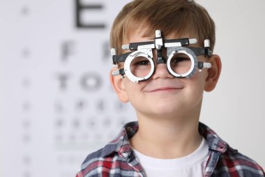 Vizyon testine karşı duruşması olan küçük çocuk.
