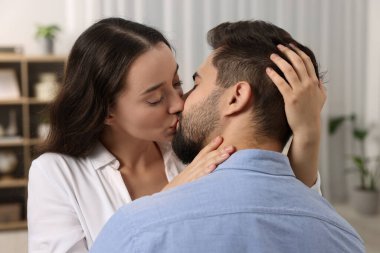 Aşk ilişkisi. Tutkulu genç çift evde öpüşüyor.