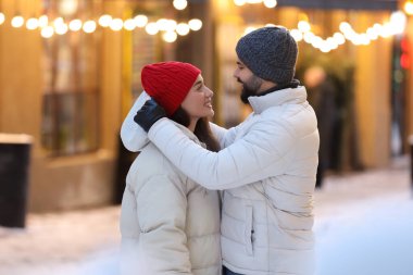Güzel bir çift şehir caddesinde birlikte vakit geçiriyor.