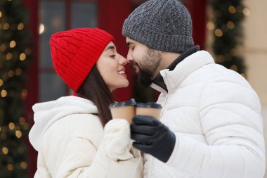 Güzel bir çift şehir caddesinde birlikte vakit geçiriyor.