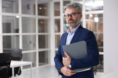 Ofisinde klasörü olan yakışıklı bir adamın portresi, mesaj için yer. Avukat, işadamı, muhasebeci ya da yönetici.