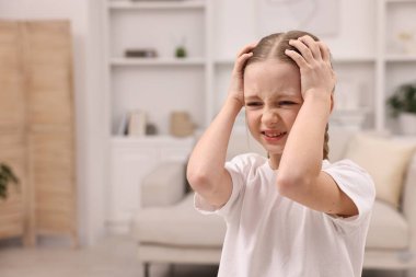 Evde baş ağrısı çeken küçük bir kız. Metin için boşluk