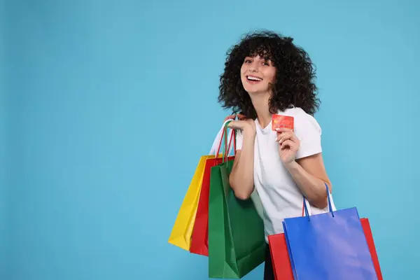 Alışveriş Torbaları Açık Mavi Arka Planda Kredi Kartları Olan Mutlu — Stok fotoğraf