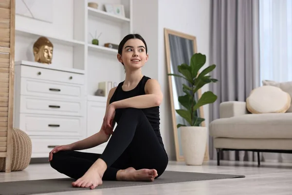 Beautiful Girl Sitting Yoga Mat Home — Stock Photo, Image