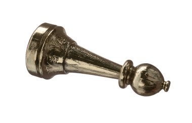Beyaz üzerine izole edilmiş bir altın satranç fili