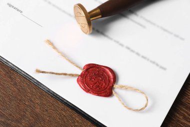 Evraklar ve damgalar ahşap masaya, yakın plan. Noter sözleşmesi