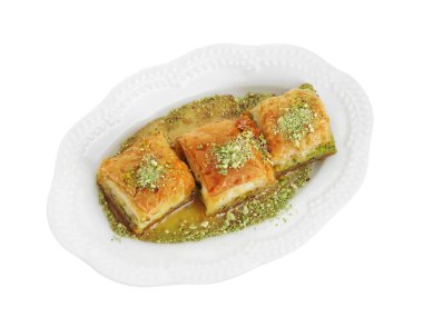 Beyaza izole edilmiş fındıklı ve ballı enfes taze baklava, üst manzara. Doğu tatlıları