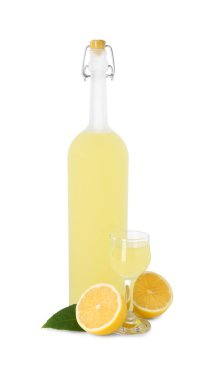 Lezzetli limoncello likörü, beyaza izole edilmiş limon ve yeşil yaprak.