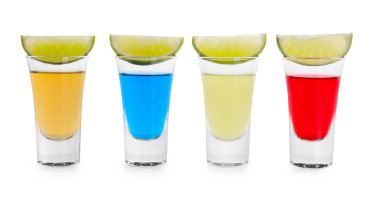 Farklı kadehler ve beyaza izole edilmiş limon dilimleri. Alkol iç.