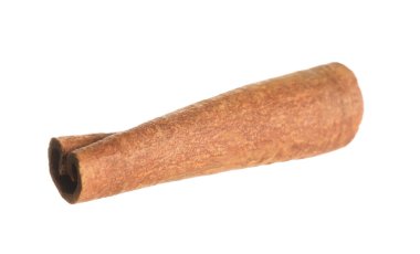 Beyaz üzerine izole edilmiş bir aromatik tarçın çubuğu.