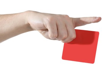 Hakem kırmızı kart tutuyor ve beyaz arkaplanı işaret ediyor, yakın plan.