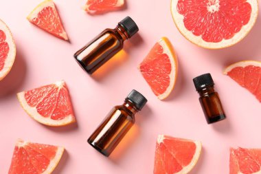 Pembe arka planda greyfurt esaslı düz bileşim