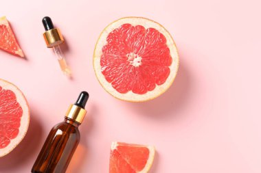 Pembe arka planda greyfurt esaslı düz bileşim