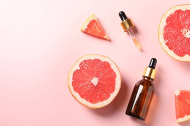 Pembe arka planda greyfurt esaslı düz kompozisyon. Metin için boşluk