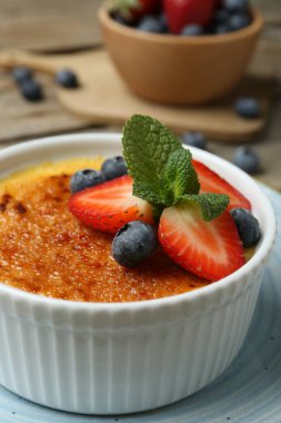 Böğürtlenli ve naneli nefis creme brulee, masada, yakın plan.