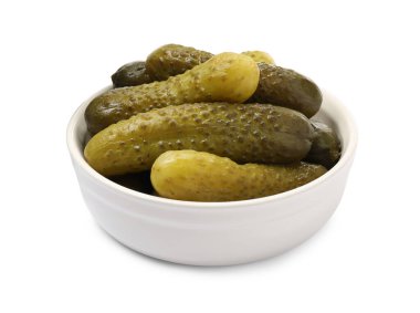 Beyaz tenceredeki lezzetli salatalık turşusu.