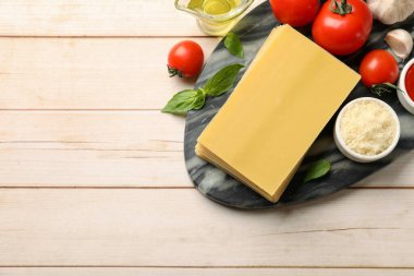 Beyaz ahşap masada lazanya için malzemeler, düz yatak. Metin için boşluk