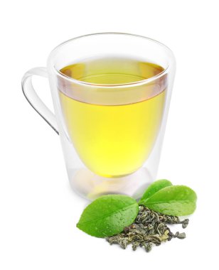 Bardakta yeşil çay ve beyaz yapraklar.