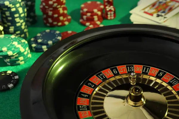 ボールとルーレットホイール グリーンテーブルのトランプとチップ クローズアップ カジノゲーム — ストック写真