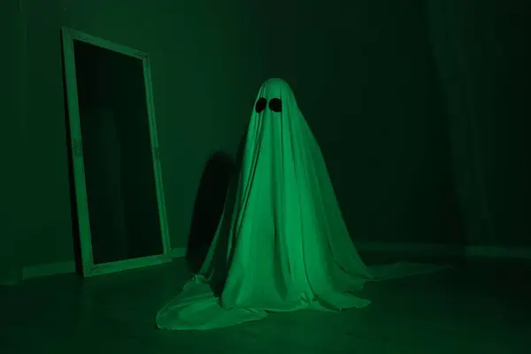 Fantôme Effrayant Femme Recouverte Drap Lumière Verte — Photo