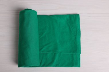 Sıralama ve düzenleme. Yuvarlak yeşil giysi beyaz ahşap masa, üst manzara