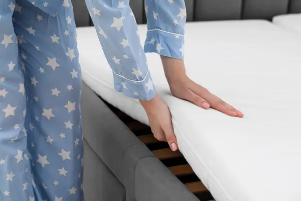 Kvinna Lägger Mjuk Madrass Sängen Närbild — Stockfoto