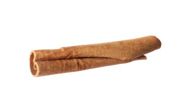 Beyaz üzerine izole edilmiş bir aromatik tarçın çubuğu.