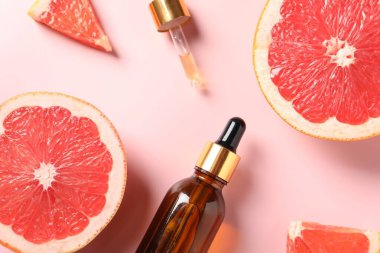 Pembe arka planda greyfurt esaslı düz bileşim