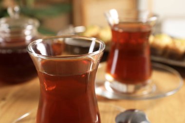 Geleneksel Türk çayı masada, yakın plan