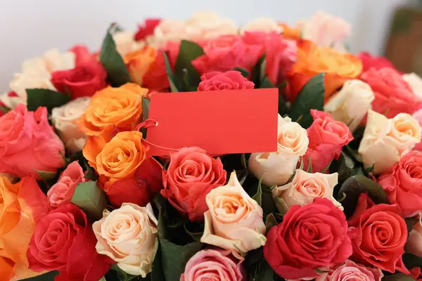 Buquê Belas Rosas Com Cartão Branco Close — Fotografia de Stock