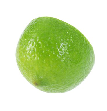 Taze limonun yarısı beyaza izole edilmiş.