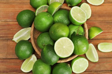 Taze taze ve limon dilimleri ahşap masada, düz yatıyordu