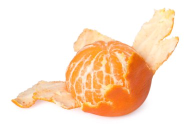 Taze, olgun bir mandalina beyazda izole edilmiş.