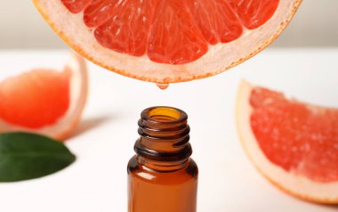 Meyve suyundan şişeye damlayan greyfurt suyu.