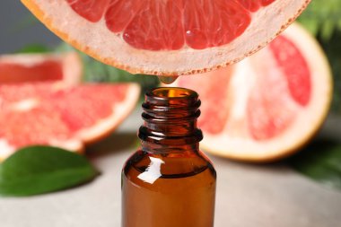 Meyve suyundan şişeye damlayan greyfurt suyu.
