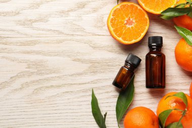 Düz kompozisyon ve ahşap masa üzerinde mandalina yağı vardı. Metin için boşluk