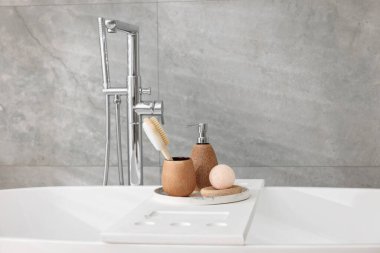 Banyodaki küvette farklı kişisel bakım ürünleri ve aksesuarlar.