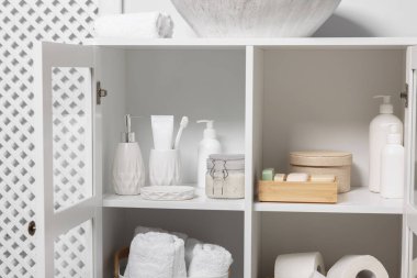 Farklı kişisel bakım ürünleri ve banyo aksesuarları.