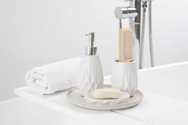 Banyodaki küvette farklı kişisel bakım ürünleri ve aksesuarlar.