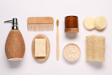 Banyo aksesuarları. Beyaz arka planda farklı kişisel bakım ürünleri, düz yatış