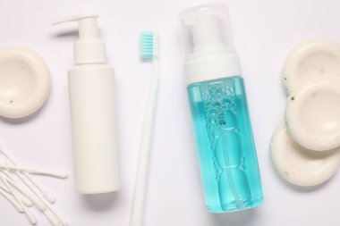 Banyo aksesuarları. Beyaz arka planda farklı kişisel bakım ürünleri, düz yatış