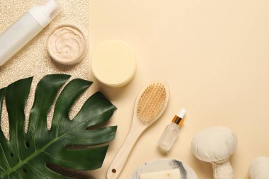 Banyo aksesuarları. Bej arkaplan üzerinde kişisel bakım ürünleri ile düz konum, metin için boşluk