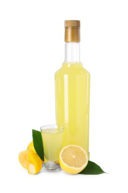 Lezzetli limoncello likörü, limon ve yeşil yapraklar beyaz üzerine izole edilmiş.
