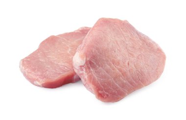 Beyaz izole çiğ domuz eti parçaları
