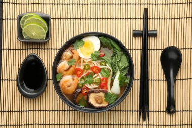 Bambu hasırında servis edilen karides ve yumurtayla nefis ramen.