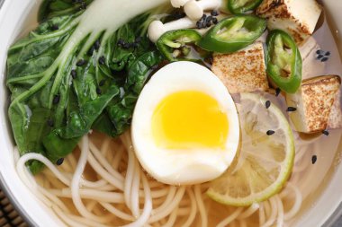 Lezzetli vejetaryen ramen kasesi, üst manzara.