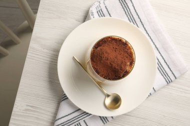 Cam ve kaşıkla nefis tiramisu beyaz ahşap masa, üst manzara
