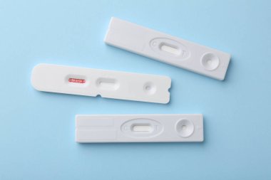 Açık mavi arkaplan üzerinde farklı kullan at ekspres testler, düz yatış